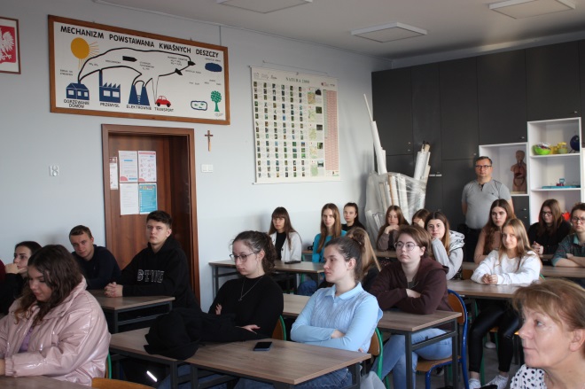 Uczniowie w klasie słuchają wykładu.